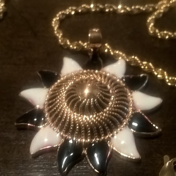 18 K Gold Plated Black & White Enamel Jewelry Set - Picture 2 of 3